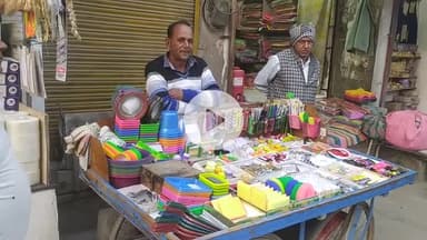 सफेद घंटा घर से लेकर सुबह चौक तक ठेला लगाते हुए व्यक्ति का वीडियो हमने बनाया