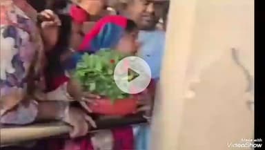 मिर्ज़ापुर: विंध्याचल मंदिर में लाइन में खड़े दो परिवारों के बीच झड़प का वीडियो सोशल मीडिया पर वायरल, मामले में सीओ सिटी का बयान आया