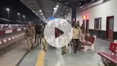 हाथरस: 6 दिसंबर को सुरक्षा व्यवस्था के दृष्टिगत ASP ने सदर कोतवाली क्षेत्र के मुख्य बाजारों और रेलवे स्टेशन पर किया पैदल गश्त