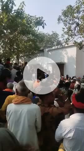 ग्राम ट्रैवल घाट जिला सिद्धार्थ नगर यूरिया खाद की बहुत बड़ी दिक्कत है जो कि समय के अनुसार नहीं मिल रहा है सैकड़ो लोग