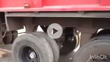 नवादा: बुधौल गांव के पास ट्रक और बस की जोरदार टक्कर, बस चालक की लापरवाही से बच गई कई जानें