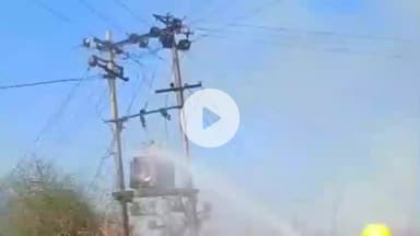 चिड़ावा: सुलताना क्षेत्र में सर्दी के मौसम में धूं-धूं कर जलता ट्रांसफार्मर, चिड़ावा से पहुंची फायर टीम ने पाया आग पर काबू