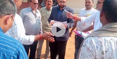 महासमुंद कलेक्टर ने धान उपार्जन केंद्रों का किया औचक निरीक्षण