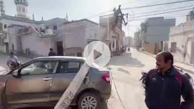 चूरू: अगुणा मोहल्ला में तेज रफ्तार कार की टक्कर से बिजली का पोल टूटकर गिरा, बड़ा हादसा टला