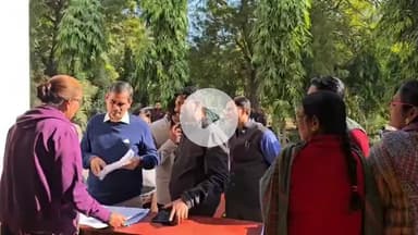 मथुरा: जिलाधिकारी चंद्रप्रकाश सिंह ने बीएसए कॉलेज में चल रहे खुले मेगा कैंप एस आई आर का किया निरीक्षण