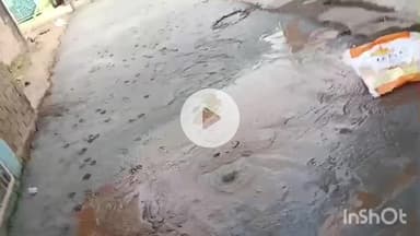 मुंगेर: मुंगेर में पीसीसी सड़क निर्माण के दौरान पाइपलाइन टूटी, सड़क चीरकर निकला पानी, भ्रष्टाचार का भंडाफोड़