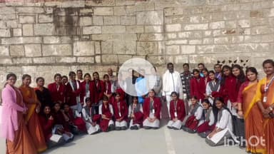 मुंगेर: सरस्वती विद्या मंदिर की बहनों ने किए मंदार पर्वत के देव दर्शन