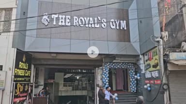 गिरिडीह: गिरिडीह स्टेशन रोड पर रॉयल जिम का शुभारंभ, डॉ. गुणवंत सिंह मोंगिया ने फीता काटकर किया उद्घाटन