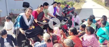 लोहरदगा में अखिल भारतीय मारवाड़ी महिला सम्मेलन की स्थानीय शाखा ने समाज सेवा की मिसाल पेश करते हुए ठंड से ठिठुरते जरूरतमं