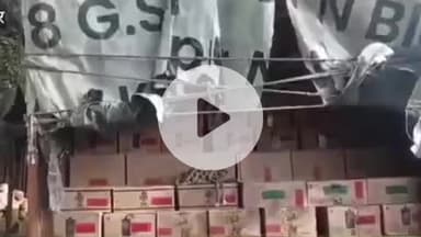 कानपुर: जाजमऊ गौशाला में खड़ी डीसीएम का तिरपाल काटकर चोरों ने चालक के सोते रहने के बावजूद 60 पेटियां अंग्रेजी शराब की चोरी कर ली