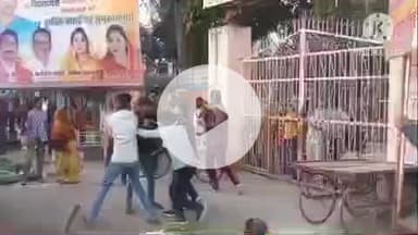 हमीरपुर: पुलिस अधीक्षक कार्यालय के सामने सवारियों को बैठाने को लेकर पक्षों में चले लाठी-डंडे, वीडियो हुआ वायरल