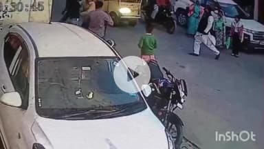 मैनपुरी: आगरा रोड पर दो पक्षों के बीच जमकर हुई मारपीट, वीडियो हुआ वायरल