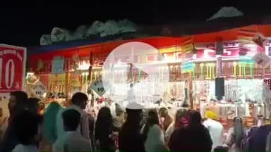 दतिया नगर: दतिया मेला में उमड़ी भीड़: झूले, स्वाद और खरीदारी ने खींचा ध्यान, मौत के कुएँ के करतबों ने बढ़ाई धड़कनें