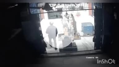 உசிலம்பட்டி: கொக்குடையான் பட்டி கருப்பசாமி கோவிலில் நள்ளிரவில் கடிகாரத்தை திருடிய மர்ம நபர் - சிசிடிவி காட்சி வெளியீடு