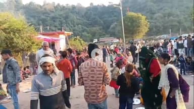 शिवपुरी: अमोला क्रेशर में वन देवी स्थल पर बंशी वाले महाराज की बरसी पर भव्य भंडारा हुआ