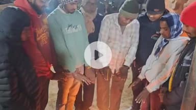 कांके: बढ़ती ठंड के बीच रांची के अल्बर्ट एक्का चौक सहित कई इलाकों में जिला प्रशासन ने की अलाव की व्यवस्था