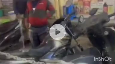 हुज़ूर: बेतरतीब पार्किंग करने वालों की अब खैर नहीं! रीवा ट्रैफिक पुलिस ने दोपहिया वाहनों को जंजीरों से जकड़ा