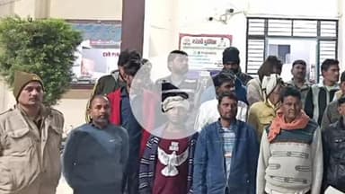 आंवला: आंवला पुलिस ने ठेकों के बाहर शराब पीने के आरोप में 74 लोगों पर की कार्रवाई, चला अभियान