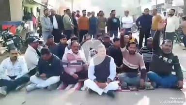 मिर्ज़ापुर: गणेशगंज में पीड़ित युवती के घर के बाहर धरने पर बैठे लोग, आरोपी की तत्काल गिरफ्तारी और बुलडोजर कार्रवाई की मांग