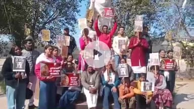 कांके: मोरहाबादी में बापू वाटिका के पास रांची के पशु प्रेमियों का मौन प्रदर्शन