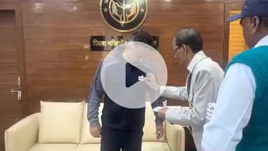 कप्तानगंज: कुशीनगर के रविन्द्र नगर धूस स्थित डीएम कैम्प आवास पर सशस्त्र सेना झंडा दिवस पर विभाग ने चलाया धन संग्रह अभियान