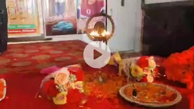 मिर्ज़ापुर: शुक्लाह स्थित एक लान में हेलो इंडिया ने छठवीं वर्षगांठ का कार्यक्रम केक काटकर किया आगाज