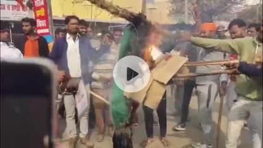 आंवला: आंवला के अलीगंज में विश्वहिंदू परिषद-बजरंग दल ने मौलाना मदनी का पुतला फूंका, किया विरोध प्रदर्शन