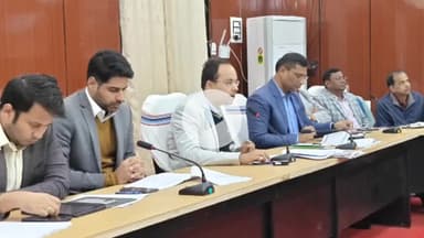 गया टाउन सीडी ब्लॉक: गया समाहरणालय में डीएम ने जिला स्तरीय सभी अधिकारियों के साथ साप्ताहिक समीक्षा बैठक की