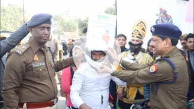 बुलंदशहर: डीएम और SSP ने यातायात जागरूकता एवं सड़क दुर्घटनाओं से बचाव के लिए काला आम चौराहे पर हेलमेट वितरित किए