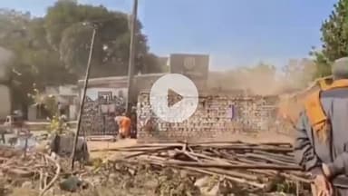 कांके: बरियातू के डॉक्टर्स कॉलोनी में झारखंड हाईकोर्ट के आदेश पर अतिक्रमण हटाओ अभियान चलाया गया