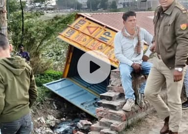 बिल्हौर: कानपुर: शिवराजपुर के भटपुरा में चावल से भरा ट्रक अनियंत्रित होकर तालाब में गिरा