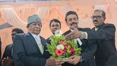 गिरिडीह: जिला बार एसोसिएशन में नवनिर्वाचित पदाधिकारी को कोर्ट परिसर में प्रमाण पत्र प्रदान किया गया