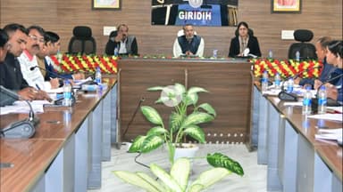 गिरिडीह: समाहरणालय सभागार में उपायुक्त की अध्यक्षता में मनरेगा समेत अन्य विकासात्मक योजनाओं की समीक्षा बैठक हुई