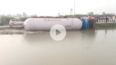 பொன்னேரி: மீஞ்சூர் - வண்டலூர் வெளிவட்ட சாலையில்  எல்பிஜி டேங்கர் லாரி கவிழ்ந்து விபத்து