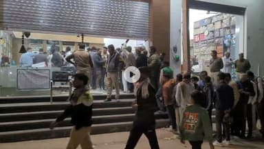 लूनकरनसर: कस्बे के खाद वितरण केंद्र पर किसानों की भीड़, यूरिया की आपूर्ति कम होने से बढ़ी परेशानी