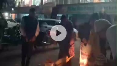 बगोदर: बगोदर के चौक चौराहे पर ठंड को देखते हुए प्रशासन ने अलाव जलाया