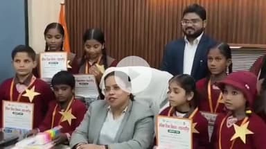 शाहजहांपुर: कार्यालय में बच्चों को सम्मानित करते हुए बोलीं बीएसए दिव्या गुप्ता
