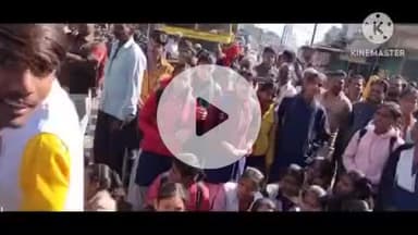 खुरई: खिमलासा स्कूल के छात्रों ने शिक्षिका के समर्थन में किया चक्काजाम, खुरई BEO को सौंपा ज्ञापन