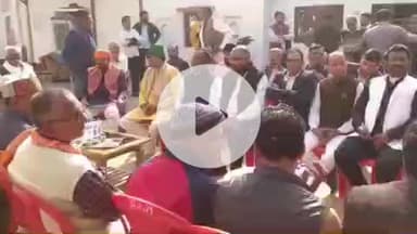 करछना: धरवारा गांव में मृतक भारतीय सेवा के जवान के घर पहुंचकर समाजसेवियों ने श्रद्धांजलि दी और ढांढस बांधा