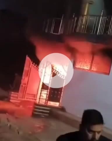 कानपुर: कल्याणपुर में तीन मंजिला मकान में लगी भीषण आग, ग्राउंड फ्लोर पर दो बाइके जलकर हुईं राख