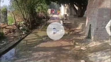 छिबरामऊ: मझपुर्वा गांव में 10 महीने में बनी आरसीसी सड़क हुई क्षतिग्रस्त, लोगों को आने-जाने में हो रही परेशानी