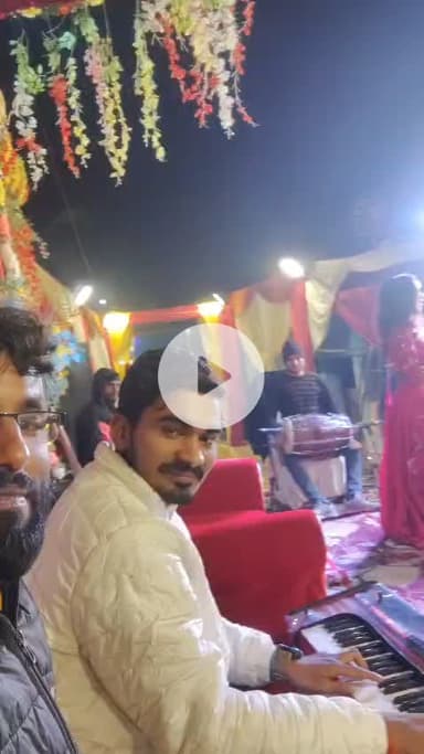 कल रात सिंदुरिया में स्टेज शो जबरदस्त रहा 
टाप सिंगर करन सिंह चौधरी all team #mrj