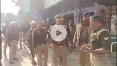 मिर्ज़ापुर: रामबाग के कुरैश नगर में ब्लेड से युवती पर हमला कर फरार आरोपी के घर पहुंची पुलिस, कुर्की की कार्रवाई शुरू