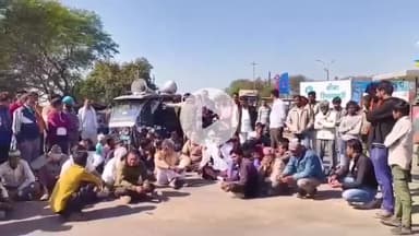 बीना: कुरवाई रोड पर किसानों का चक्का जाम, लगी वाहनों की लंबी कतारें