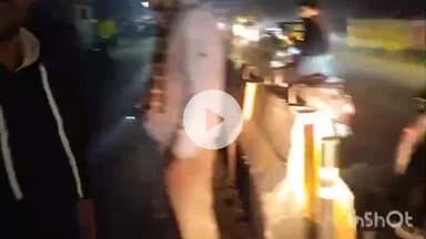 शाहजहांपुर: तेज़ रफ्तार कार डिवाइडर से भिड़ी, बड़ा हादसा टला, चालक को गंभीर हालत में मेडिकल कॉलेज किया गया रेफर