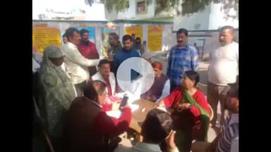 नवाबगंज: एमएलसी लाल जी निर्मल ने देवा नगर पंचायत का दौरा किया, SIR अभियान की ग्राउंड रिपोर्ट ली, 99% संपर्क कार्य पूरा बताया