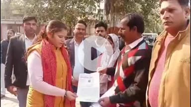 शाहजहांपुर: कलेक्ट्रेट में समाजसेवी ने मुख्यमंत्री को संबोधित ज्ञापन जिला प्रशासन को दिया, गायों को गौशाला भेजने की मांग की