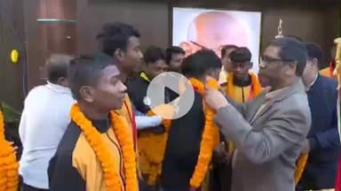 कांके: झारखंड विधानसभा में सीएम से मिली अंडर-14 फुटबॉल टीम, राष्ट्रीय चैंपियन बनने पर सीएम ने दी बधाई