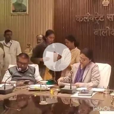 बालोद: कलेक्टर श्रीमती दिव्या उमेश मिश्रा ने संयुक्त जिला कार्यालय बालोद के सभाकक्ष में जनदर्शन में आम लोगों की समस्याएं सुनीं
