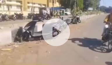 दतिया नगर: यातायात पुलिस ने जिला चिकित्सालय के बाहर नो पार्किंग में खड़े वाहनों पर की चालानी कार्रवाई